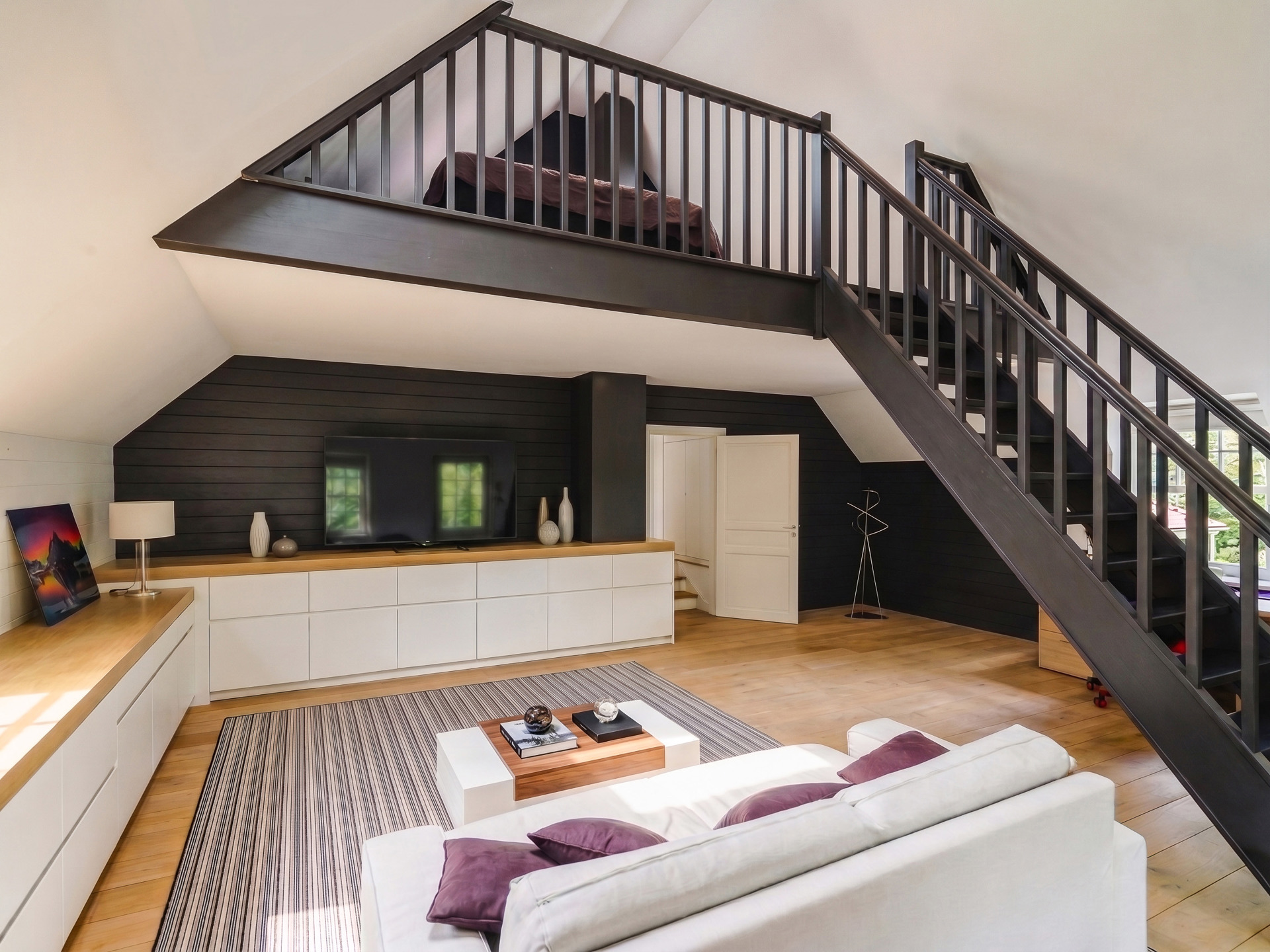 Appartement indépendant — salon avec mezzanine et chambre en hauteur