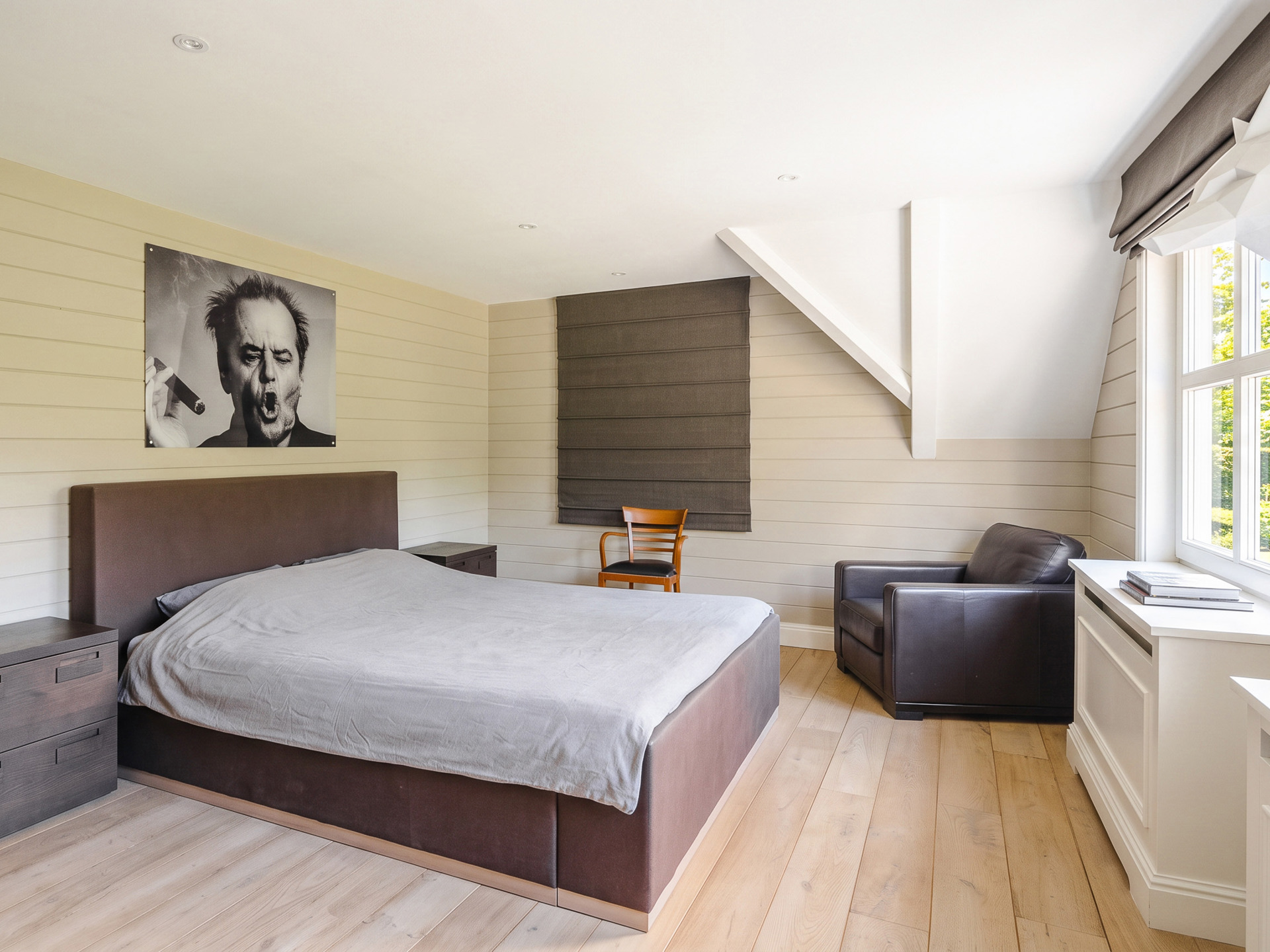 Chambre — lit, coin bureau, fauteuil en cuir