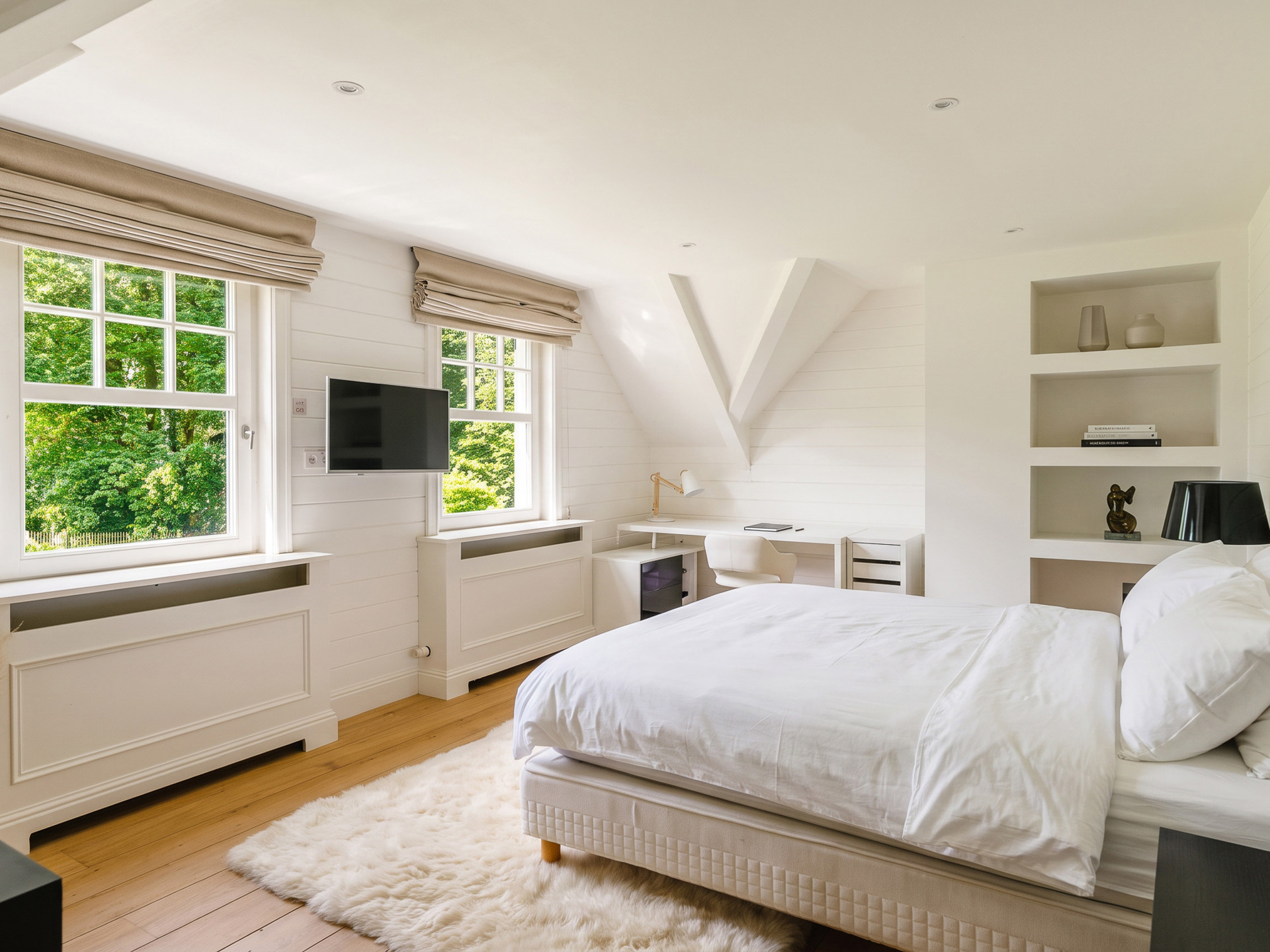 Chambre — lit, bureau, vue sur les arbres