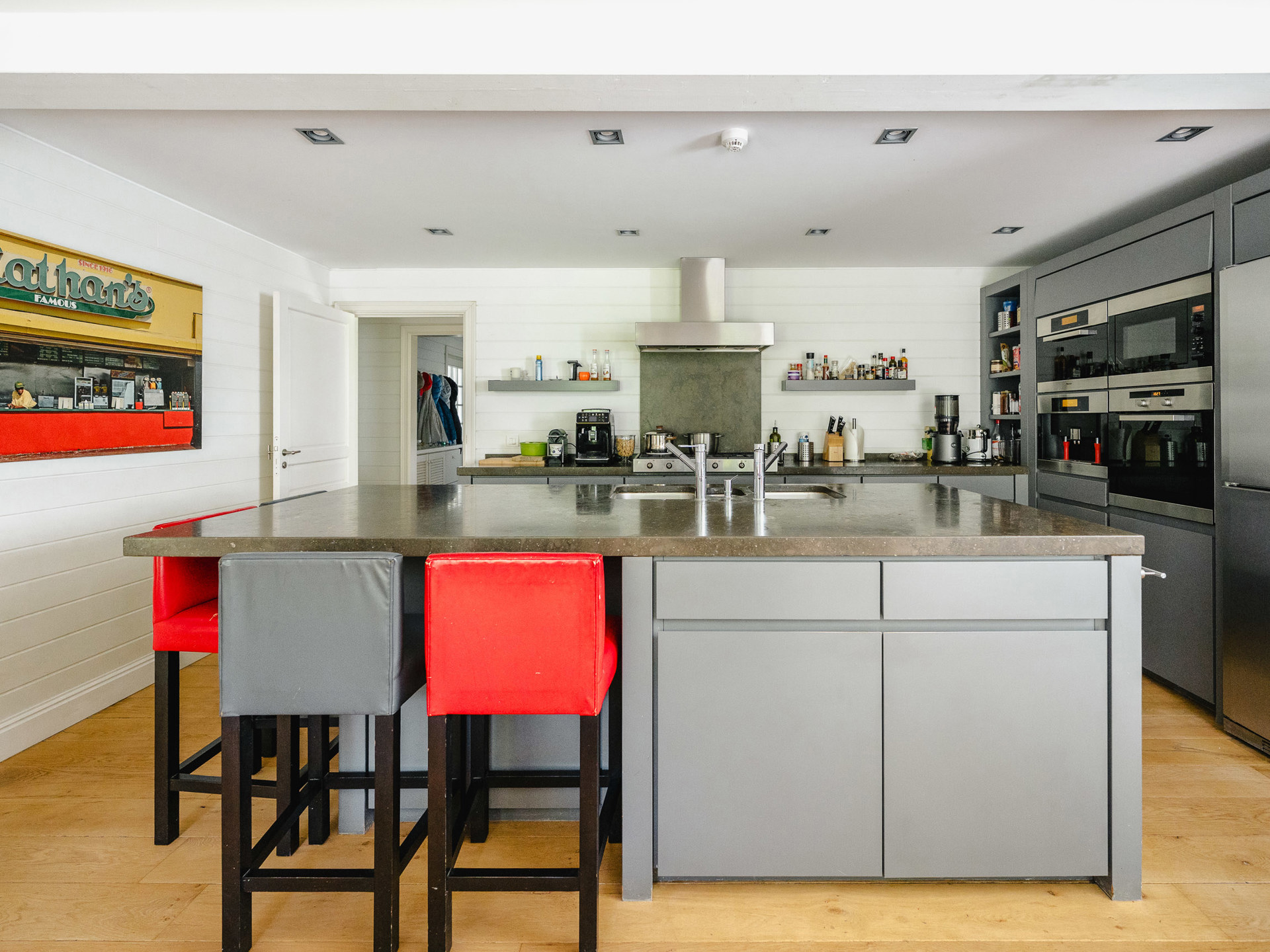 Cuisine détail — îlot central, équipements professionnels