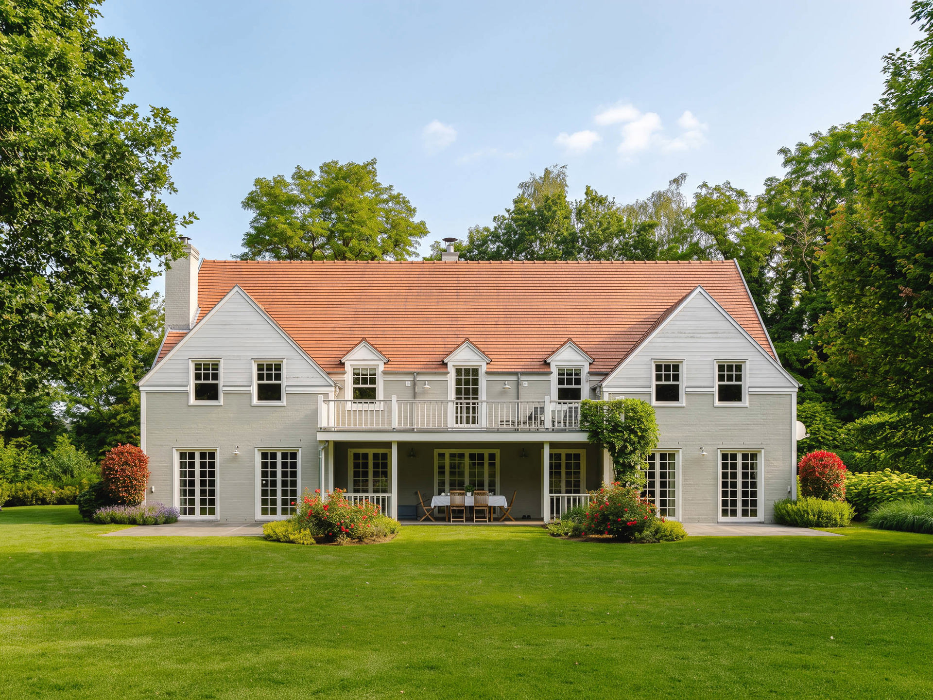 Façade arrière du Domaine Ohain — villa dans son écrin de verdure
