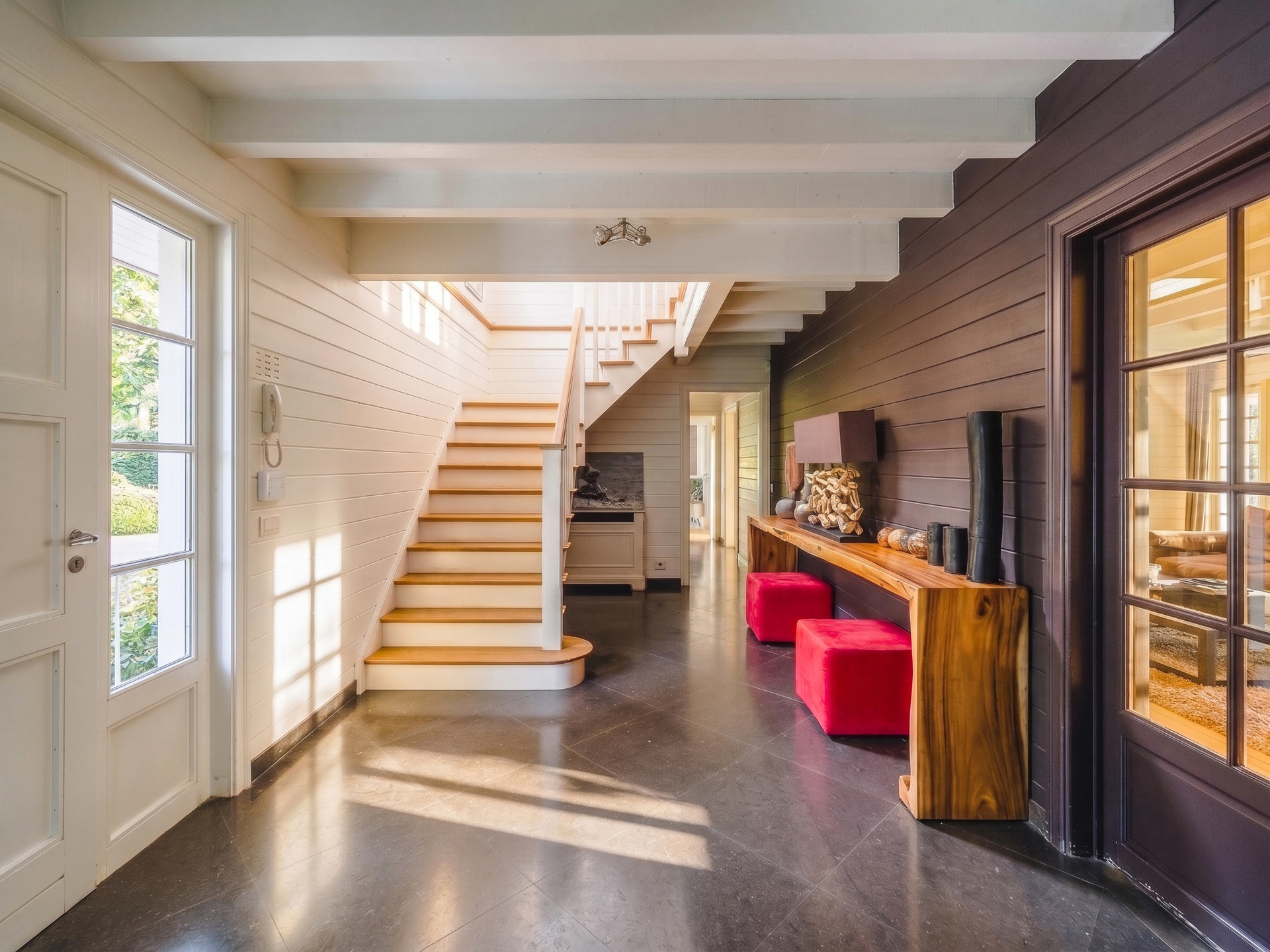 Hall d'entrée — escalier en bois, sol ardoise