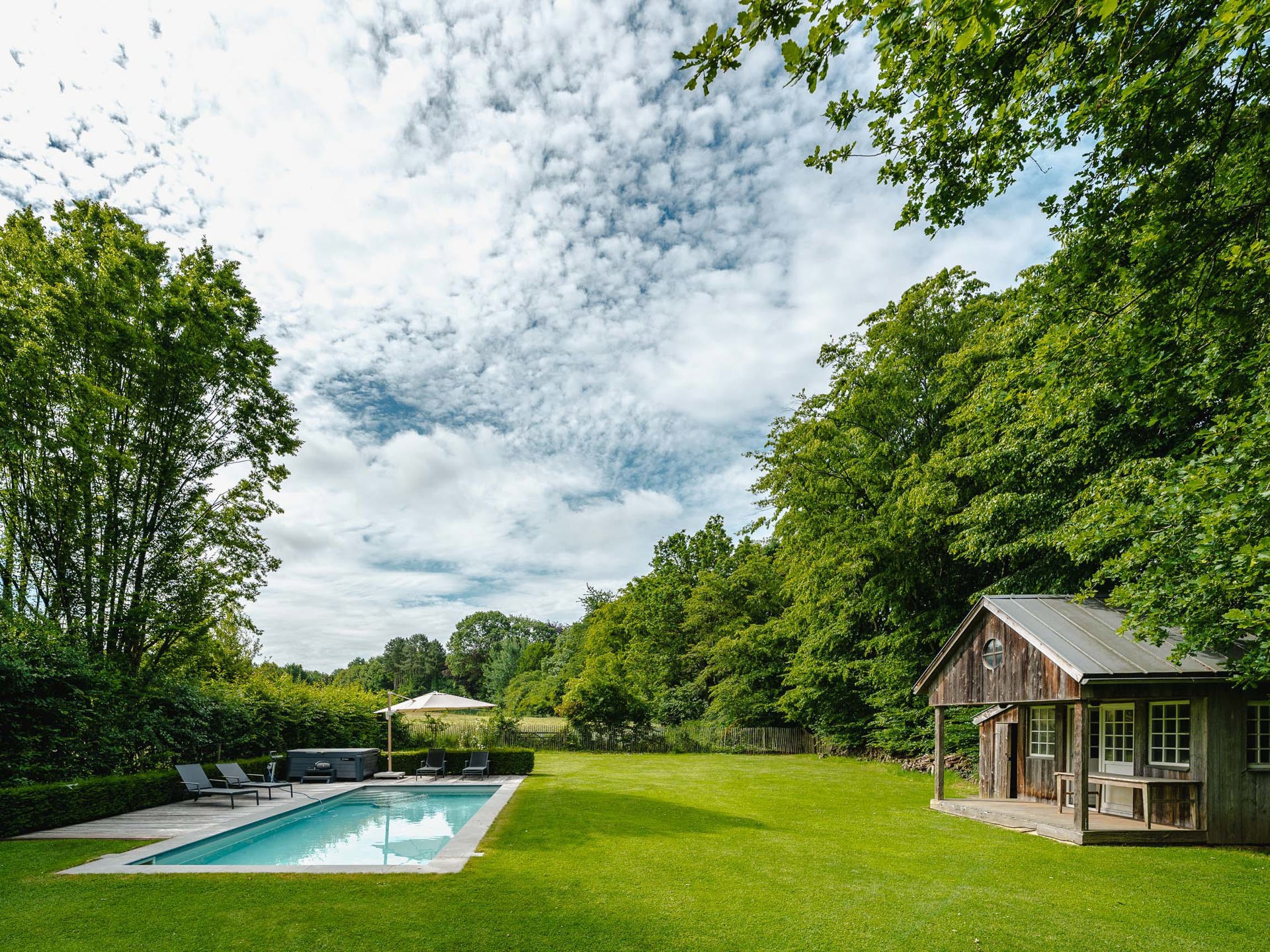 Piscine et pool house — jardin arboré
